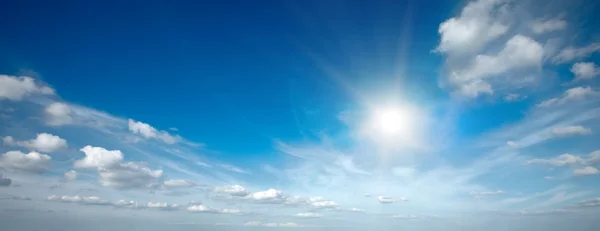 Sonne mit Wolken am blauen Himmel — Stockfoto