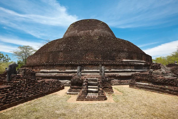 Dagoba (stupe) starożytnych buddyjskich pabula vihara. Sri lanka — Zdjęcie stockowe