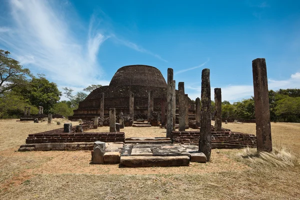 Ancient Buddhist dagoba (stupe) Pabula Vihara. Sri Lanka — Stock Photo, Image