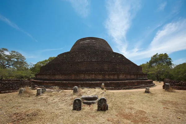 Ancient Buddhist dagoba (stupe) Pabula Vihara. Sri Lanka — Stock Photo, Image