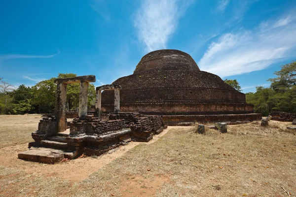 Antiga dagoba budista (estupe) Pabula Vihara. Sri Lanka — Fotografia de Stock