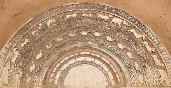 Ancient moonstone at the entrance of Buddhist dagoba — Stock Photo, Image