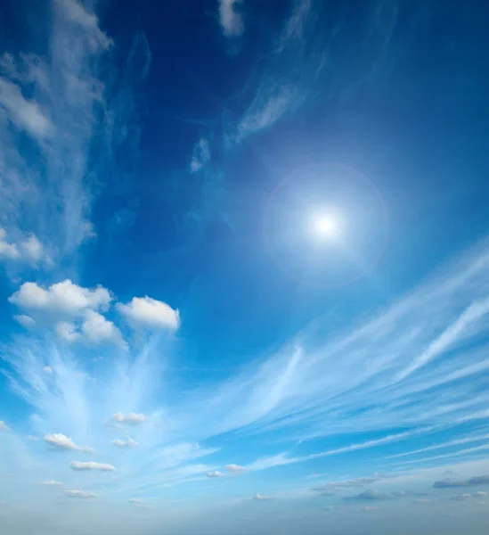 푸른 하늘에 구름과 태양 — 스톡 사진