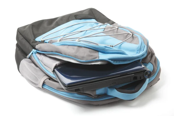 Рюкзак з ноутбуком всередині ізольовано — стокове фото