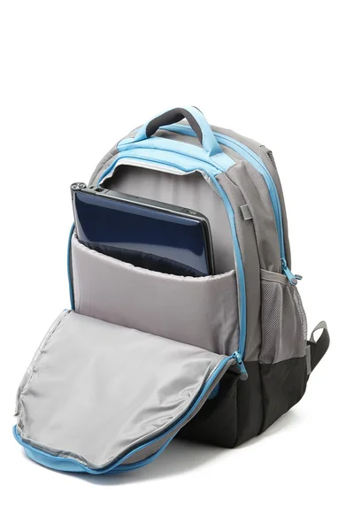 Plecak z laptopem wewnątrz na białym tle — Zdjęcie stockowe