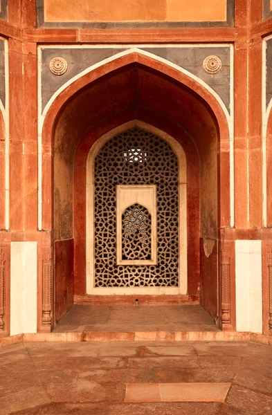 Arch with carved marble window. Mughal style. Humayun's tomb, De — Stock Photo, Image