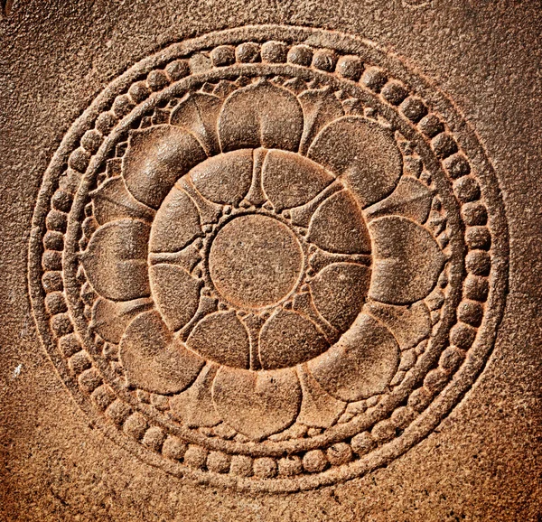 Lotus stylisé sculpté sur pierre — Photo