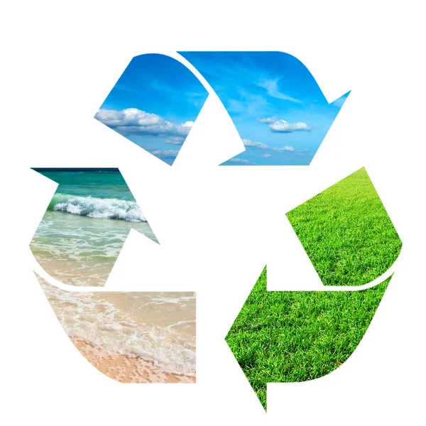Symbole de recyclage fait de ciel, d'herbe et d'eau — Photo