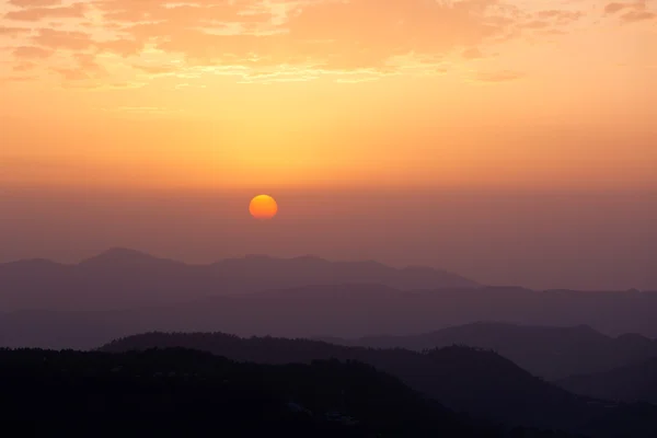 Sonnenuntergang in Hügeln — Stockfoto