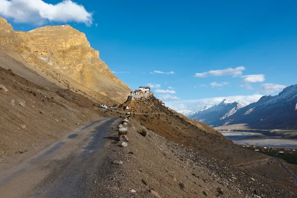 Cesta do kláštera kee (ki, klíč). problém s parkováním údolí, himachal pradesh — Stock fotografie