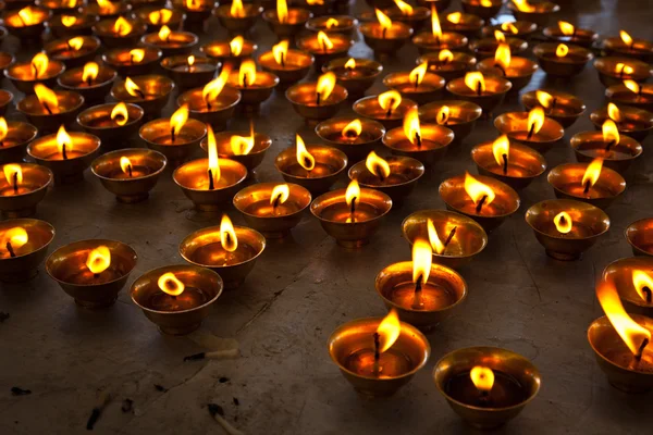 Hořící svíčky v buddhistickém chrámu. McLeod ganj, himachal prades — Stock fotografie