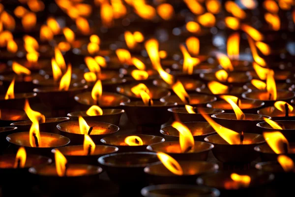 Velas ardientes en el templo budista. McLeod Ganj, Himachal Prades — Foto de Stock