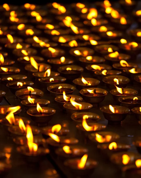 Burning candles in Buddhist temple. McLeod Ganj, Himachal Prades — Stock Photo, Image