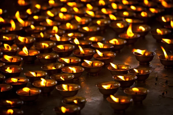 Brennende Kerzen im buddhistischen Tempel. mcleod ganj, himachal prades — Stockfoto