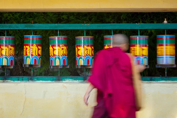 Buddhist monk rotating prayer wheels in McLeod Ganj — Stock Photo, Image