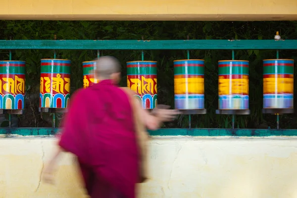Buddhistischer Mönch dreht Gebetsmühlen in mcleod ganj — Stockfoto