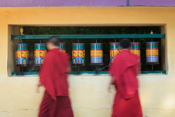 Буддийские монахи вращающиеся молитвенные колеса в Маклеод Гандж — стоковое фото