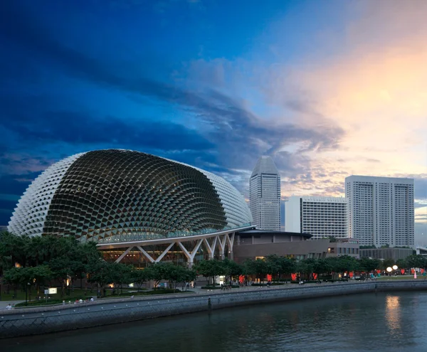 Esplanade (Σιγκαπούρη όπερα και αίθουσα συναυλιών το σούρουπο — Φωτογραφία Αρχείου