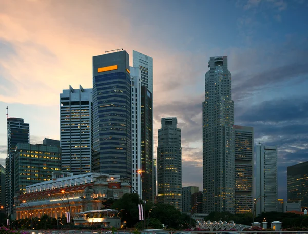 Сінгапур хмарочосів у вечорі — стокове фото
