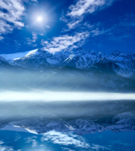 Montanhas remotas e lago com nuvens — Fotografia de Stock