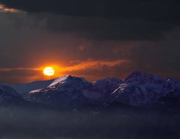 Odległych górach w zachód słońca — Zdjęcie stockowe