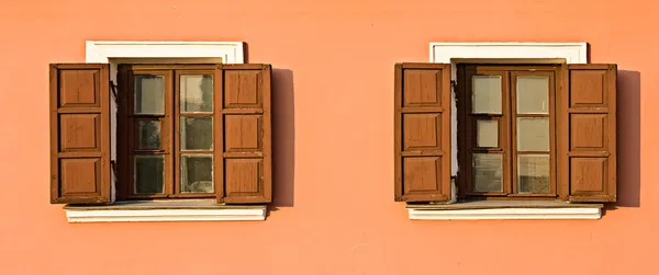 Due finestre con tende aperte — Foto Stock