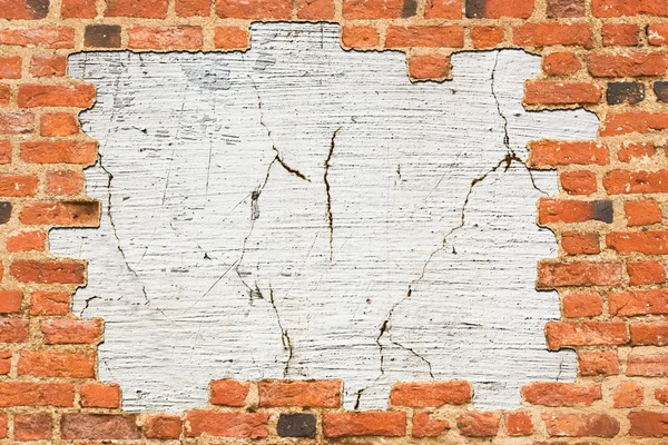 Parede de tijolo com um buraco — Fotografia de Stock