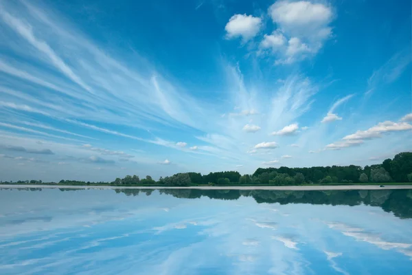 Lago tranquilo con hermoso cielo. Nesvizh, Belarús — Foto de Stock