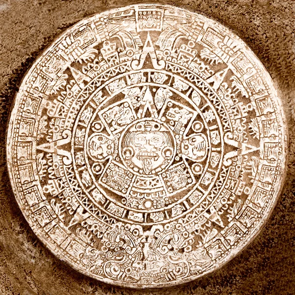 Antiguo calendario azteca aislado —  Fotos de Stock
