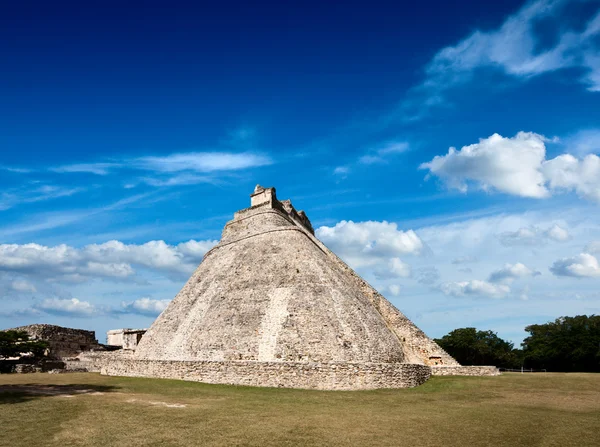 Mayan πυραμίδας (πυραμίδα του μάγου, adivino) σε uxmal, mexic — Φωτογραφία Αρχείου