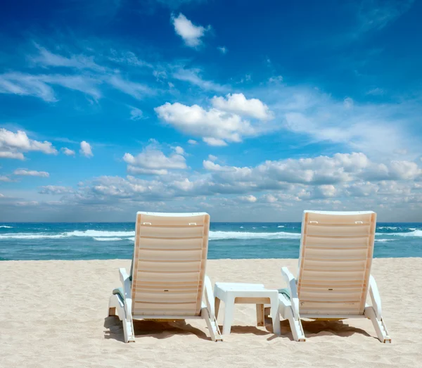 Duas cadeiras de praia de sol na costa perto do oceano — Fotografia de Stock