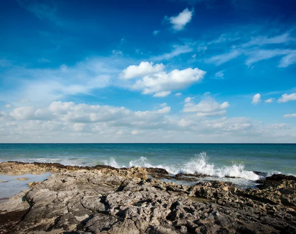 Waves breaking againt rocky coast — Stock Photo, Image