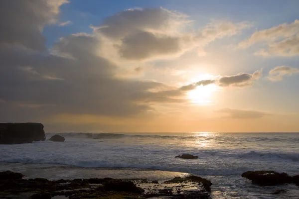 Côte de l'océan rocheux au coucher du soleil — Photo
