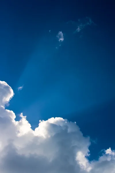Λευκά σύννεφα στον ουρανό — Φωτογραφία Αρχείου