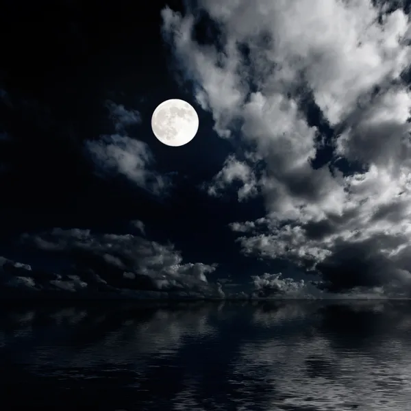 Φεγγάρι και σύννεφα πάνω από τη θάλασσα, τη νύχτα — Φωτογραφία Αρχείου