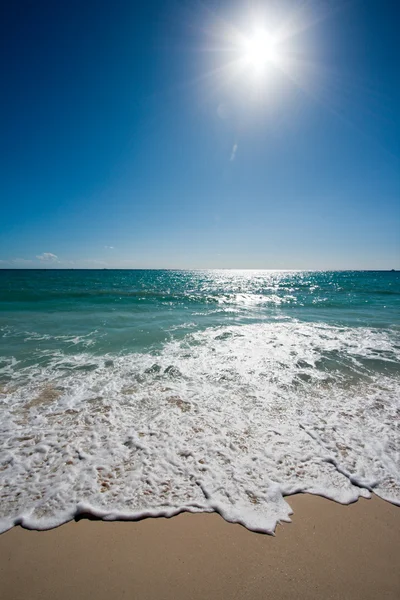 Piękna plaża, słońce i morze — Zdjęcie stockowe