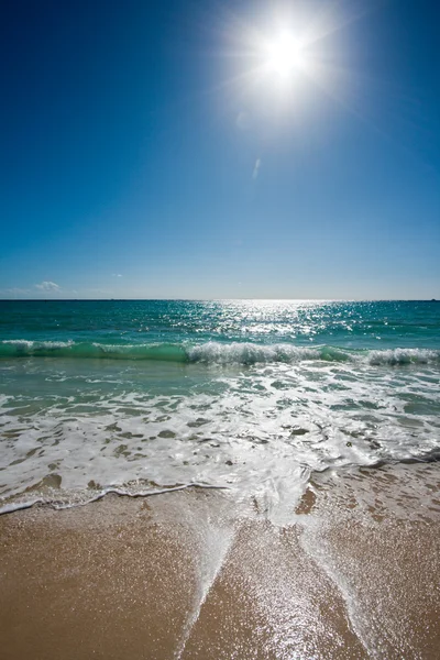 Пляж, солнце и море — стоковое фото