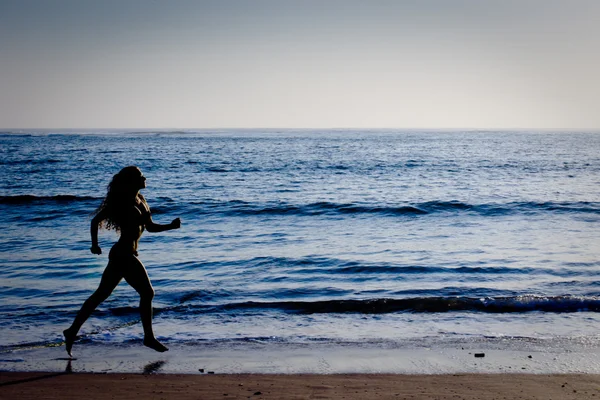 Sağlıklı yaşam konsepti - kumsalda koşan sporcu kadın — Stok fotoğraf
