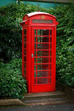 Red English telephone booth clipart