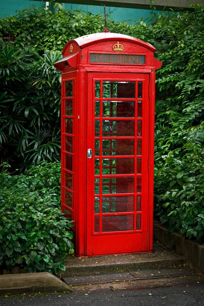 Червоний англійський телефонний стенд — стокове фото