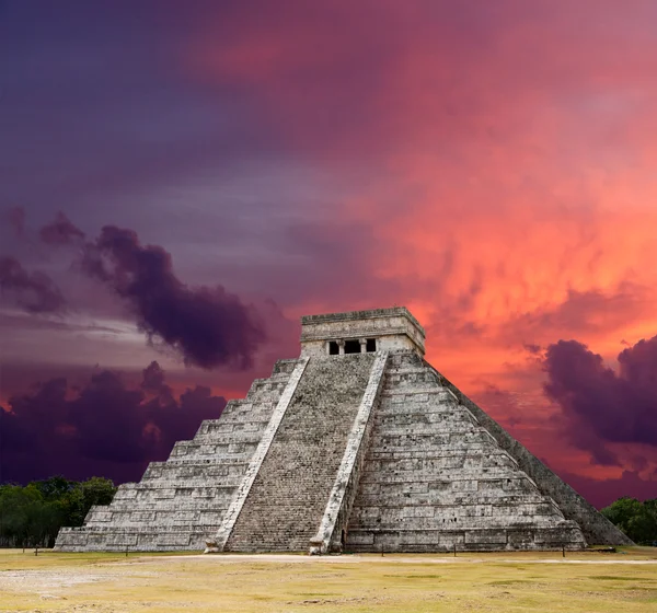 玛雅金字塔的库埃尔卡斯蒂略。奇琴伊察墨西哥 — 图库照片