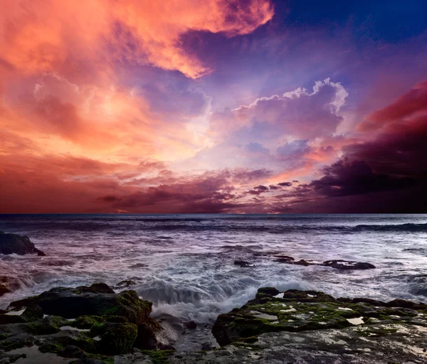 Skaliste wybrzeże. zachód słońca — Zdjęcie stockowe