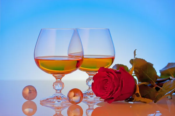 Kırmızı gül ile şarap — Stok fotoğraf