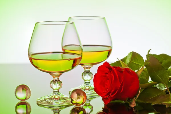 Вино с красной розой — стоковое фото