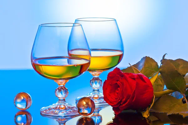 Wijn met rode roos — Stockfoto