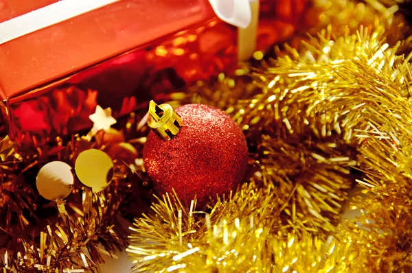 Bola de Natal e caixa de presente — Fotografia de Stock