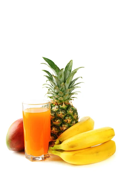 Čerstvé tropické ovoce a šťávy — Stock fotografie