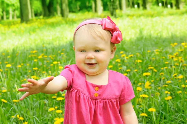 Retrato ao ar livre de uma menina bonito — Fotografia de Stock