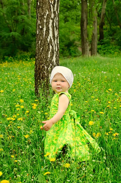 Outdoor portrait of a cute little girl — Stock Photo, Image