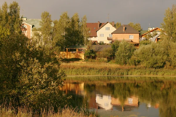 강에 있는 집 — 스톡 사진